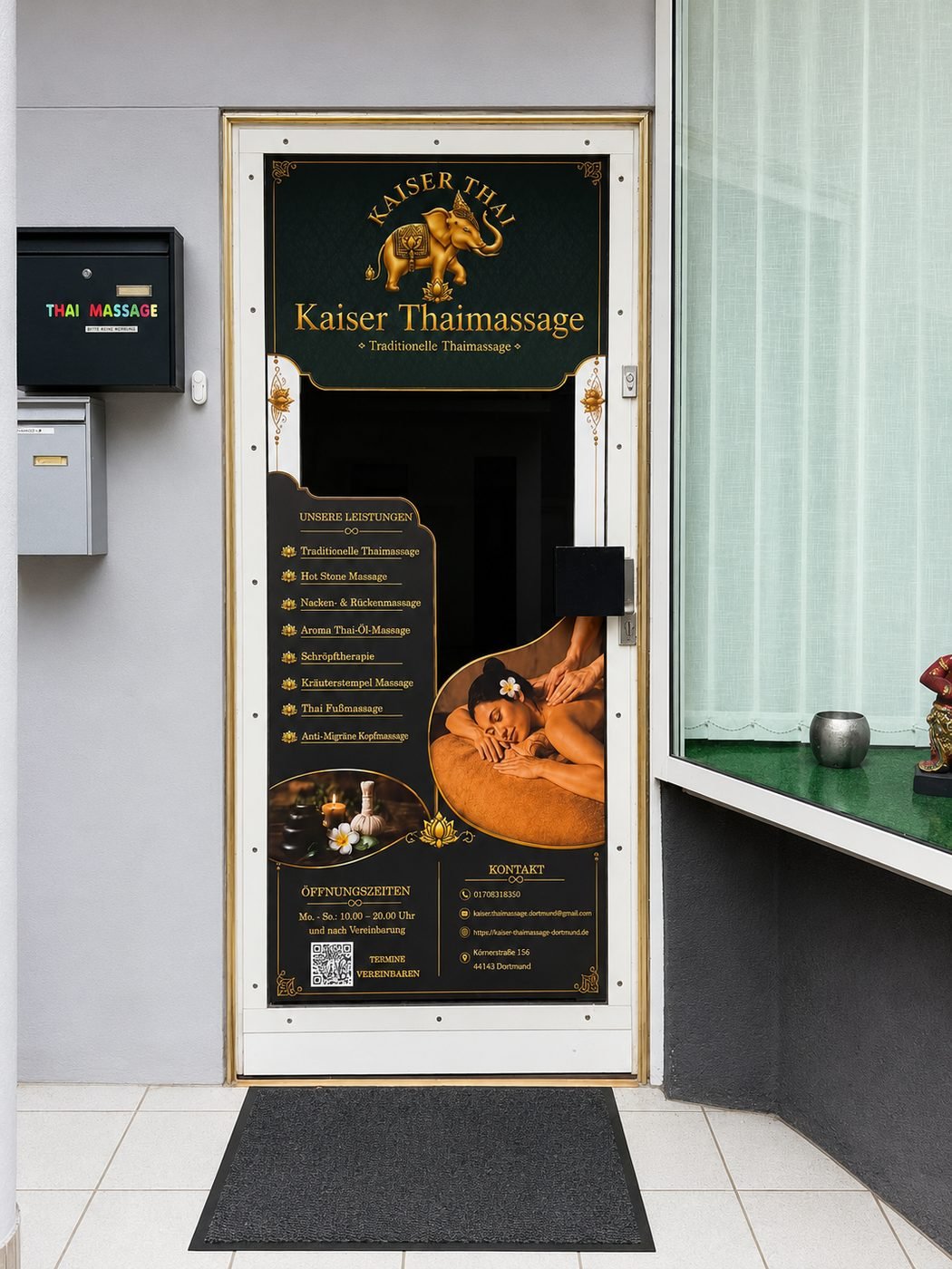 Eingangstür mit Übersicht der Anwendungen und Öffnungszeiten